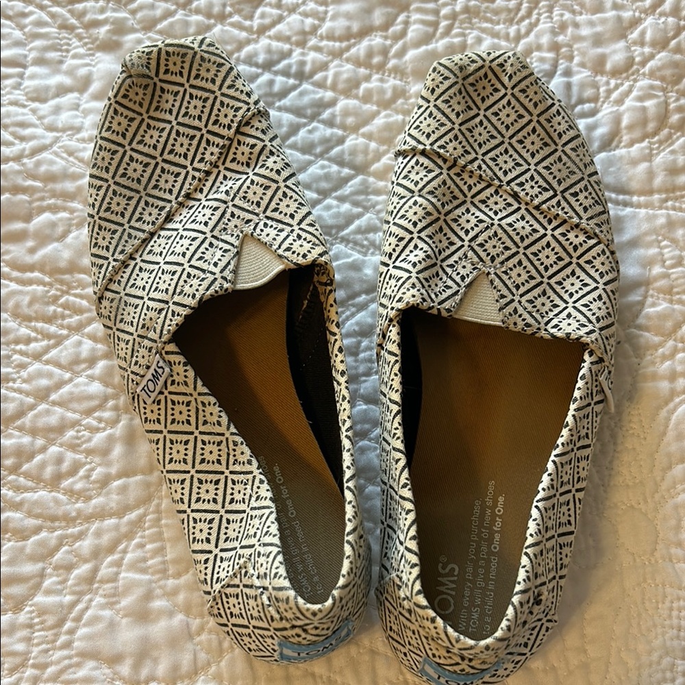 TOMS Women's Black and White Slip-On Shoes